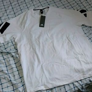 White Adidas t shirt meduim